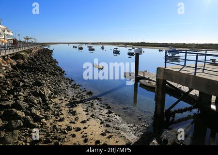 Tavira, Portugal - 20. Oktober 2022: Angelboote und Freizeitboote vor Anker in Cabanas de Tavira, Portugal Stockfoto