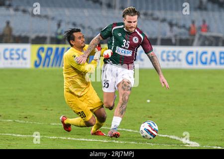 Kalkutta, Indien. Aug. 2023. Cummings (R) von Mohun Bagan Super Giant wurde während des AFC Cup-Vorspiels der zweiten Phase 2023-24 zwischen Mohun Bagan Super Giant und Machhindra FC im Salt Lake Stadium in Aktion gesehen. Endstand: Mohun Bagan 3:1 Machhindra. Quelle: SOPA Images Limited/Alamy Live News Stockfoto