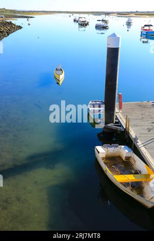 Tavira, Portugal - 20. Oktober 2022: Angelboote und Freizeitboote vor Anker in Cabanas de Tavira, Portugal Stockfoto