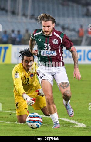 Kalkutta, Indien. Aug. 2023. Cummings (R) von Mohun Bagan Super Giant wurde während des AFC Cup-Vorspiels der zweiten Phase 2023-24 zwischen Mohun Bagan Super Giant und Machhindra FC im Salt Lake Stadium in Aktion gesehen. Endstand: Mohun Bagan 3:1 Machhindra. (Foto: Dipayan Bose/SOPA Images/SIPA USA) Credit: SIPA USA/Alamy Live News Stockfoto