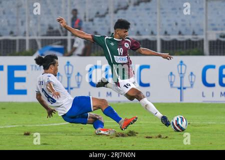 Kalkutta, Indien. Aug. 2023. Ashique (R) von Mohun Bagan Super Giant, der während des AFC Cup Preliminary Stage 2-Spiels 2023-24 zwischen Mohun Bagan Super Giant und Machhindra FC im Salt Lake Stadium in Aktion trat. Endstand: Mohun Bagan 3:1 Machhindra. (Foto: Dipayan Bose/SOPA Images/SIPA USA) Credit: SIPA USA/Alamy Live News Stockfoto