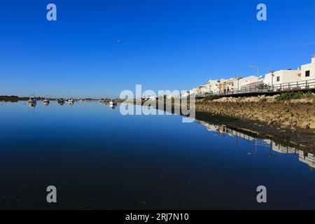 Tavira, Portugal - 20. Oktober 2022: Angelboote und Freizeitboote vor Anker in Cabanas de Tavira, Portugal Stockfoto