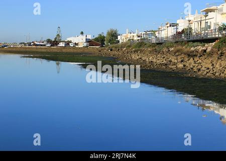 Tavira, Portugal - 20. Oktober 2022: Angelboote und Freizeitboote vor Anker in Cabanas de Tavira, Portugal Stockfoto