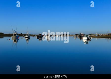 Tavira, Portugal - 20. Oktober 2022: Angelboote und Freizeitboote vor Anker in Cabanas de Tavira, Portugal Stockfoto