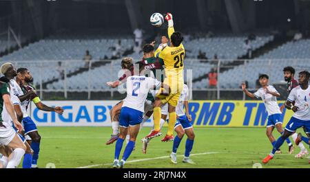 Kalkutta, Indien. Aug. 2023. Bishal (Nr. 20) von Machhindra FC wurde während des AFC Cup Preliminary Stage 2-Spiels 2023-24 zwischen Mohun Bagan Super Giant und Machhindra FC im Salt Lake Stadium in Aktion genommen. Endstand: Mohun Bagan 3:1 Machhindra. (Foto: Dipayan Bose/SOPA Images/SIPA USA) Credit: SIPA USA/Alamy Live News Stockfoto