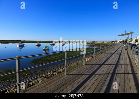 Tavira, Portugal - 20. Oktober 2022: Angelboote und Freizeitboote vor Anker in Cabanas de Tavira, Portugal Stockfoto