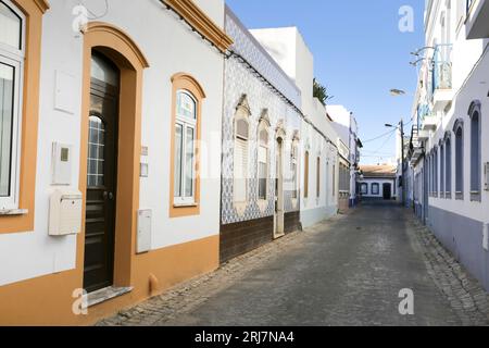 Cabanas de Tavira, Portugal - 20. Oktober 2022: Traditionelle weiß getünchte Fassade und enge Straße in Cabanas de Tavira, Portugal Stockfoto