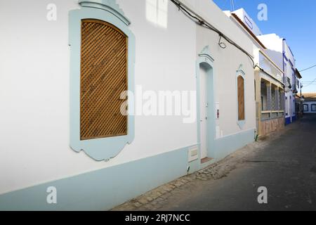 Cabanas de Tavira, Portugal - 20. Oktober 2022: Traditionelle weiß getünchte Fassade und enge Straße in Cabanas de Tavira, Portugal Stockfoto