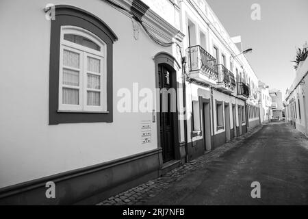 Cabanas de Tavira, Portugal - 20. Oktober 2022: Traditionelle weiß getünchte Fassade und enge Straße in Cabanas de Tavira, Portugal Stockfoto