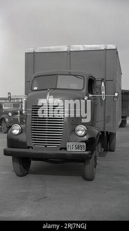 1950, historisch, Vorderansicht eines Dodge-Lkw mit Kabine und Motor, USA. Auf dem Nummernschild steht: 1947 California, BECOMFF 5899. Gegründet 1900 von zwei Brüdern, Horace Elgin & John Francis Dodge, die ursprünglich Teile für Autos wie Ford herstellten, begannen sie 1914, ihre eigenen Fahrzeuge unter der Marke „Dodge Brothers“ in Michigan zu bauen. Stockfoto