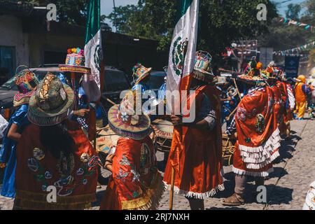 Bunte Parade von Individuen aus indigenen Gemeinschaften auf einem Volksfest in Suchitlán, Colima, Mexiko. Stockfoto