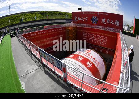 (230822) -- PEKING, 22. Aug. 2023 (Xinhua) -- dieses Foto vom 21. Aug. 2023 zeigt die Schildtunnelmaschine auf der Baustelle von Chinas längstem Schnellstraßentunnelprojekt in Peking, der Hauptstadt Chinas. China bohrte am Montag einen Tunnel für den Schnellstraßentransport in Peking. Es ist der längste Schnellstraßentunnel des Landes, der nach dem Schildtunnelverfahren errichtet wurde. Der Tunnel ist Teil des sechsten Ringstraßenprojekts in Peking. Der tiefste Abschnitt des Tunnels, der 75 Meter unter der Erde liegt, ist der tiefste unterirdische Tunnel in Peking. Im Juni wurde der Westtunnel von Stockfoto