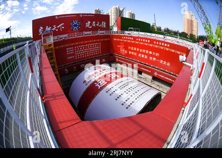 (230822) -- PEKING, 22. Aug. 2023 (Xinhua) -- dieses Foto vom 21. Aug. 2023 zeigt die Schildtunnelmaschine auf der Baustelle von Chinas längstem Schnellstraßentunnelprojekt in Peking, der Hauptstadt Chinas. China bohrte am Montag einen Tunnel für den Schnellstraßentransport in Peking. Es ist der längste Schnellstraßentunnel des Landes, der nach dem Schildtunnelverfahren errichtet wurde. Der Tunnel ist Teil des sechsten Ringstraßenprojekts in Peking. Der tiefste Abschnitt des Tunnels, der 75 Meter unter der Erde liegt, ist der tiefste unterirdische Tunnel in Peking. Im Juni wurde der Westtunnel von Stockfoto