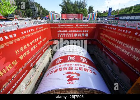 (230822) -- PEKING, 22. Aug. 2023 (Xinhua) -- dieses Foto vom 21. Aug. 2023 zeigt die Schildtunnelmaschine auf der Baustelle von Chinas längstem Schnellstraßentunnelprojekt in Peking, der Hauptstadt Chinas. China bohrte am Montag einen Tunnel für den Schnellstraßentransport in Peking. Es ist der längste Schnellstraßentunnel des Landes, der nach dem Schildtunnelverfahren errichtet wurde. Der Tunnel ist Teil des sechsten Ringstraßenprojekts in Peking. Der tiefste Abschnitt des Tunnels, der 75 Meter unter der Erde liegt, ist der tiefste unterirdische Tunnel in Peking. Im Juni wurde der Westtunnel von Stockfoto