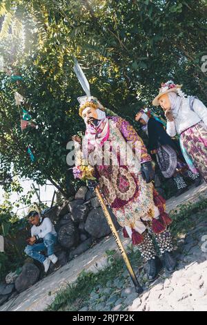 Bunte Parade von Individuen aus indigenen Gemeinschaften auf einem Volksfest in Suchitlán, Colima, Mexiko. Stockfoto