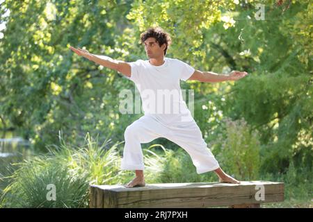 Mann in ausgeglichener Tai-Chi-Haltung Stockfoto