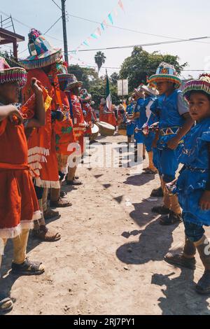 Bunte Parade von Individuen aus indigenen Gemeinschaften auf einem Volksfest in Suchitlán, Colima, Mexiko. Stockfoto