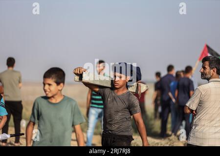 Gaza, Gaza, Palästina. August 2023. Ein palästinensischer Junge hält ein Stück Eisen, das Gaza von den besetzten Gebieten trennt, nachdem er es abgenommen hat (Credit Image: © Saher Alghorra/ZUMA Press Wire), NUR REDAKTIONELLE VERWENDUNG! Nicht für kommerzielle ZWECKE! Stockfoto