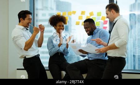 Zufriedene Geschäftsleute, die den Erfolg im Konferenzraum feiern Stockfoto