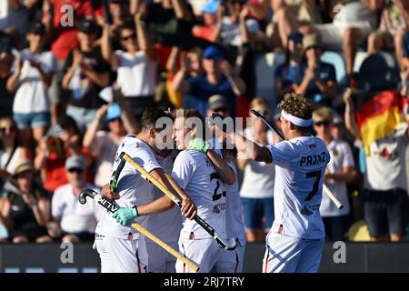 21. August 2023, Nordrhein-Westfalen, Mönchengladbach: Feldhockey, Männer: Europameisterschaft, Deutschland - Niederlande, Vorrunde, Gruppe B, Spieltag 2. Die deutschen Spieler feiern das Tor für 3:0. Foto: Federico Gambarini/dpa Stockfoto