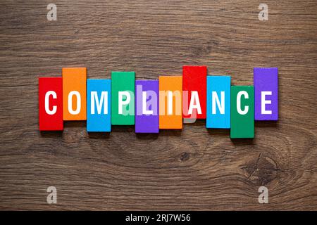 Compliance – Wortkonzept auf Bausteinen, Text Stockfoto