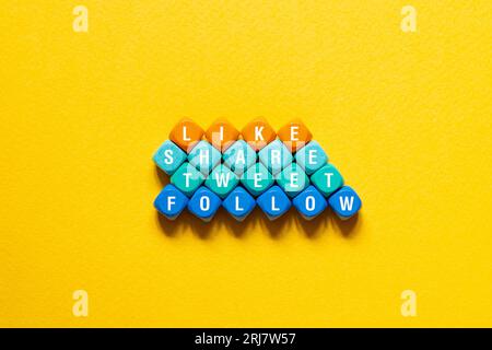 Wie , Teilen , Tweeten , folgen - Wort Konzept auf Bausteine, Text Stockfoto