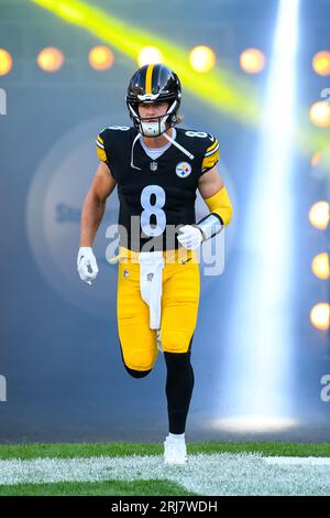 Pittsburgh, Pennsylvania, USA. August 2023. August 2023 Pittsburgh Steelers Quarterback Kenny Pickett (8) Eintrittskarten während Pittsburgh Steelers vs Buffalo Bills in Pittsburgh, PA. Jake Mysliwczyk/AMG Media (Bild: © AMG/AMG über ZUMA Press Wire) NUR REDAKTIONELLE VERWENDUNG! Nicht für kommerzielle ZWECKE! Stockfoto