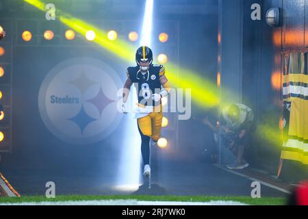 Pittsburgh, Pennsylvania, USA. August 2023. August 2023 Pittsburgh Steelers Quarterback Kenny Pickett (8) Eintrittskarten während Pittsburgh Steelers vs Buffalo Bills in Pittsburgh, PA. Jake Mysliwczyk/AMG Media (Bild: © AMG/AMG über ZUMA Press Wire) NUR REDAKTIONELLE VERWENDUNG! Nicht für kommerzielle ZWECKE! Stockfoto