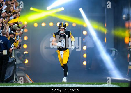 Pittsburgh, Pennsylvania, USA. August 2023. August 2023 Pittsburgh Steelers Quarterback Kenny Pickett (8) Eintrittskarten während Pittsburgh Steelers vs Buffalo Bills in Pittsburgh, PA. Jake Mysliwczyk/AMG Media (Bild: © AMG/AMG über ZUMA Press Wire) NUR REDAKTIONELLE VERWENDUNG! Nicht für kommerzielle ZWECKE! Stockfoto