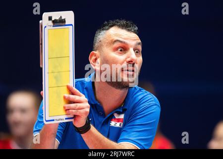 Düsseldorf, Deutschland. August 2023. Volleyball, Frauen: Europameisterschaft, Tschechische Republik - Türkei, Vorrunde, Gruppe C, 5. Spieltag. Der tschechische Ioannis Athanasopoulos gibt Anweisungen. Quelle: Marius Becker/dpa/Alamy Live News Stockfoto