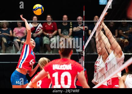 Düsseldorf, Deutschland. August 2023. Volleyball, Frauen: Europameisterschaft, Tschechische Republik - Türkei, Vorrunde, Gruppe C, 5. Spieltag. Die Tschechin Helena Havelkova (l) spielt den Ball. Quelle: Marius Becker/dpa/Alamy Live News Stockfoto