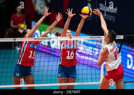 Düsseldorf, Deutschland. August 2023. Volleyball, Frauen: Europameisterschaft, Tschechische Republik - Türkei, Vorrunde, Gruppe C, 5. Spieltag. Die tschechische Magdalena Jehlarova (l-r) und Michaela Mlejnkova versuchen, den Ball von Ebrar Karakurt aus der Türkei zu blockieren. Quelle: Marius Becker/dpa/Alamy Live News Stockfoto