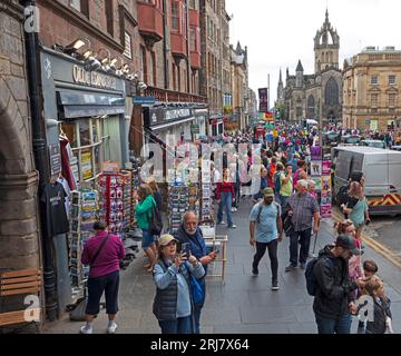 Royal Mile, Edinburgh, Schottland, Großbritannien. August 2023. Letzte volle Woche für die Straßenkünstler auf dem Edinburgh Festival Fringe in der High Street. Das Publikum schaut sich immer noch Shows an, ist aber weniger überfüllt als am Wochenende. Sonnenschein, aber immer noch windig für Leute auf Plattformen. Auf dem Bild: Ein belebter Lawnmarket in der Royal Mile mit vielen Besuchern. Quelle: Archwhite/Alamy Live News. Stockfoto