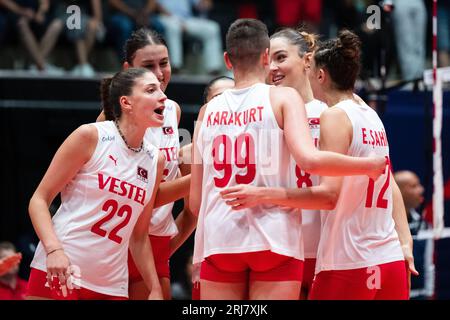 Düsseldorf, Deutschland. August 2023. Volleyball, Frauen: Europameisterschaft, Tschechische Republik - Türkei, Vorrunde, Gruppe C, 5. Spieltag. Türkische Spieler feuern an, nachdem sie einen Punkt erzielt haben. Quelle: Marius Becker/dpa/Alamy Live News Stockfoto