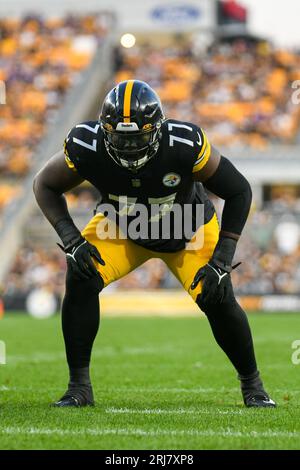 Pittsburgh, Pennsylvania, USA. August 2023. August 2023 Pittsburgh Steelers Offensive Tackle Broderick Jones (77) in Position während der Pittsburgh Steelers vs Buffalo Bills in Pittsburgh, PA. Jake Mysliwczyk/AMG Media (Bild: © AMG/AMG über ZUMA Press Wire) NUR REDAKTIONELLE VERWENDUNG! Nicht für kommerzielle ZWECKE! Stockfoto