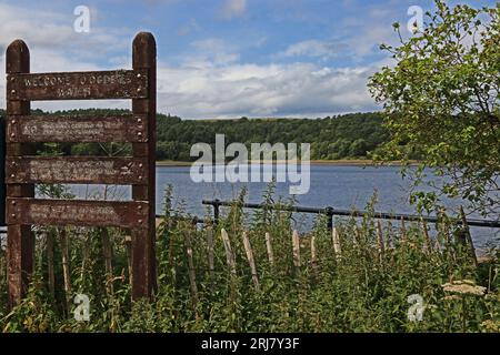 Holzschild am Ogden Water, einem Stausee am Stadtrand von Halifax Stockfoto