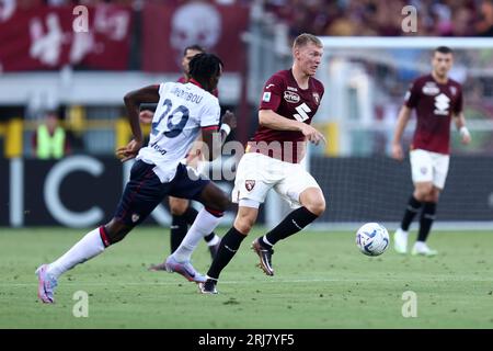 Turin, Italien. August 2023. PERR Schuurs vom FC Turin steuert den Ball während des Spiels der Serie A zwischen dem FC Turin und Cagliari Calcio im Stadio Olimpico am 21. August 2023 in Turin, Italien. Dank: Marco Canoniero/Alamy Live News Stockfoto