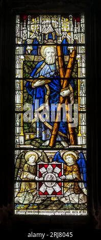 Black Watch Gedenkfenster in St. Ninian's Kathedrale, Perth, zeigt St. Andreas über dem Wappen des Regiments. Stockfoto