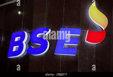 Mumbai, Indien. August 2023. Ein neues Bombay Stock Exchange (BSE)-Logo, das an der Wand in seinem Gebäude in Mumbai zu sehen ist. Das neue Logo wurde im Juli 2023 im Rahmen des 149. Gründungstages der Bombay Stock Exchange in Mumbai enthüllt. Quelle: SOPA Images Limited/Alamy Live News Stockfoto