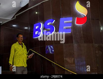 Mumbai, Indien. August 2023. Ein Mann geht an einem neuen Bombay Stock Exchange (BSE)-Logo vorbei, das an der Wand in seinem Gebäude in Mumbai angebracht ist. Das neue Logo wurde im Juli 2023 im Rahmen des 149. Gründungstages der Bombay Stock Exchange in Mumbai enthüllt. Quelle: SOPA Images Limited/Alamy Live News Stockfoto