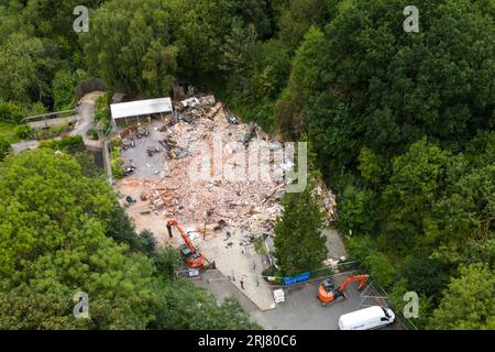 Himley Road, Himley, 21. August 2023: Neue Abrissmannschaften befinden sich auf dem Gelände der Crooked Hoiuse, die in Großbritannien als Wonkiest Pub bezeichnet wird. Arbeiter und 2 Bagger behaupten, dass sie Ziegel entfernen, die für den Wiederaufbau der Kneipe verwendet werden könnten, die Anfang August niederbrannte und 48 Stunden später abgerissen wurde. Quelle: Stop Press Media/Alamy Live News Stockfoto