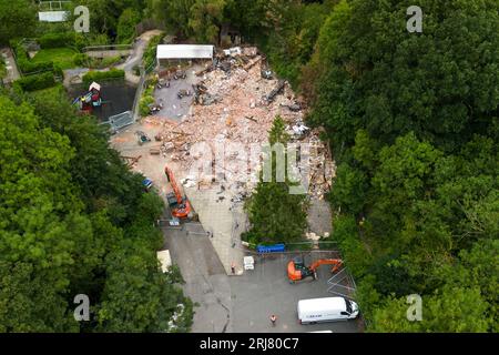 Himley Road, Himley, 21. August 2023: Neue Abrissmannschaften befinden sich auf dem Gelände der Crooked Hoiuse, die in Großbritannien als Wonkiest Pub bezeichnet wird. Arbeiter und 2 Bagger behaupten, dass sie Ziegel entfernen, die für den Wiederaufbau der Kneipe verwendet werden könnten, die Anfang August niederbrannte und 48 Stunden später abgerissen wurde. Quelle: Stop Press Media/Alamy Live News Stockfoto