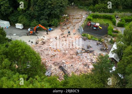 Himley Road, Himley, 21. August 2023: Neue Abrissmannschaften befinden sich auf dem Gelände der Crooked Hoiuse, die in Großbritannien als Wonkiest Pub bezeichnet wird. Arbeiter und 2 Bagger behaupten, dass sie Ziegel entfernen, die für den Wiederaufbau der Kneipe verwendet werden könnten, die Anfang August niederbrannte und 48 Stunden später abgerissen wurde. Quelle: Stop Press Media/Alamy Live News Stockfoto