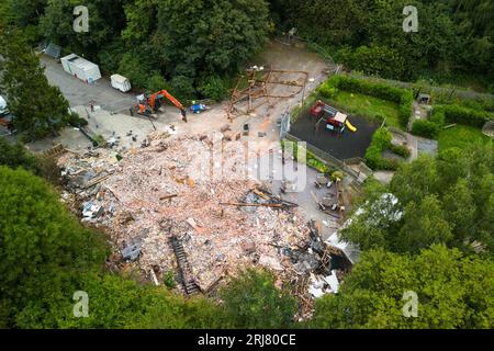 Himley Road, Himley, 21. August 2023: Neue Abrissmannschaften befinden sich auf dem Gelände der Crooked Hoiuse, die in Großbritannien als Wonkiest Pub bezeichnet wird. Arbeiter und 2 Bagger behaupten, dass sie Ziegel entfernen, die für den Wiederaufbau der Kneipe verwendet werden könnten, die Anfang August niederbrannte und 48 Stunden später abgerissen wurde. Quelle: Stop Press Media/Alamy Live News Stockfoto