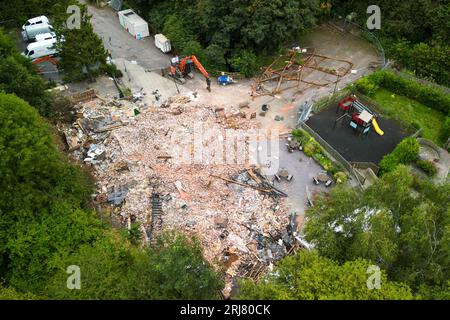 Himley Road, Himley, 21. August 2023: Neue Abrissmannschaften befinden sich auf dem Gelände der Crooked Hoiuse, die in Großbritannien als Wonkiest Pub bezeichnet wird. Arbeiter und 2 Bagger behaupten, dass sie Ziegel entfernen, die für den Wiederaufbau der Kneipe verwendet werden könnten, die Anfang August niederbrannte und 48 Stunden später abgerissen wurde. Quelle: Stop Press Media/Alamy Live News Stockfoto