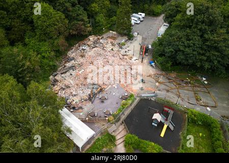 Himley Road, Himley, 21. August 2023: Neue Abrissmannschaften befinden sich auf dem Gelände der Crooked Hoiuse, die in Großbritannien als Wonkiest Pub bezeichnet wird. Arbeiter und 2 Bagger behaupten, dass sie Ziegel entfernen, die für den Wiederaufbau der Kneipe verwendet werden könnten, die Anfang August niederbrannte und 48 Stunden später abgerissen wurde. Quelle: Stop Press Media/Alamy Live News Stockfoto