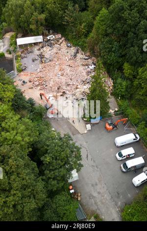 Himley Road, Himley, 21. August 2023: Neue Abrissmannschaften befinden sich auf dem Gelände der Crooked Hoiuse, die in Großbritannien als Wonkiest Pub bezeichnet wird. Arbeiter und 2 Bagger behaupten, dass sie Ziegel entfernen, die für den Wiederaufbau der Kneipe verwendet werden könnten, die Anfang August niederbrannte und 48 Stunden später abgerissen wurde. Quelle: Stop Press Media/Alamy Live News Stockfoto