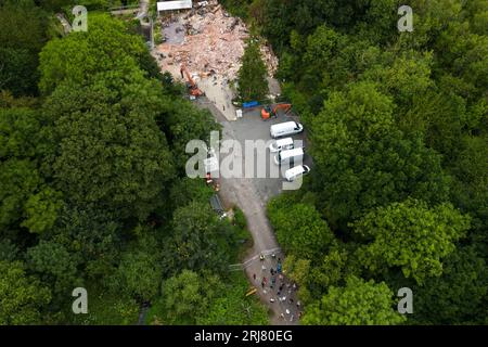 Himley Road, Himley, 21. August 2023: Neue Abrissmannschaften befinden sich auf dem Gelände der Crooked Hoiuse, die in Großbritannien als Wonkiest Pub bezeichnet wird. Arbeiter und 2 Bagger behaupten, dass sie Ziegel entfernen, die für den Wiederaufbau der Kneipe verwendet werden könnten, die Anfang August niederbrannte und 48 Stunden später abgerissen wurde. Quelle: Stop Press Media/Alamy Live News Stockfoto