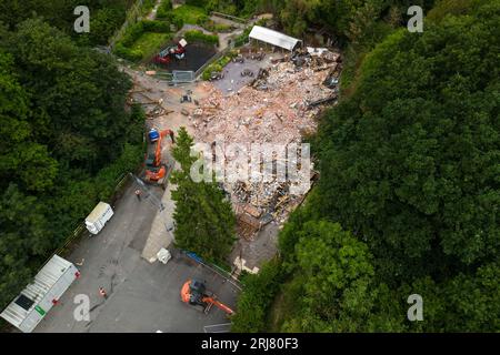 Himley Road, Himley, 21. August 2023: Neue Abrissmannschaften befinden sich auf dem Gelände der Crooked Hoiuse, die in Großbritannien als Wonkiest Pub bezeichnet wird. Arbeiter und 2 Bagger behaupten, dass sie Ziegel entfernen, die für den Wiederaufbau der Kneipe verwendet werden könnten, die Anfang August niederbrannte und 48 Stunden später abgerissen wurde. Quelle: Stop Press Media/Alamy Live News Stockfoto