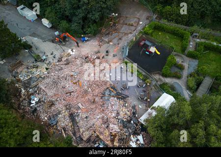 Himley Road, Himley, 21. August 2023: Neue Abrissmannschaften befinden sich auf dem Gelände der Crooked Hoiuse, die in Großbritannien als Wonkiest Pub bezeichnet wird. Arbeiter und 2 Bagger behaupten, dass sie Ziegel entfernen, die für den Wiederaufbau der Kneipe verwendet werden könnten, die Anfang August niederbrannte und 48 Stunden später abgerissen wurde. Quelle: Stop Press Media/Alamy Live News Stockfoto